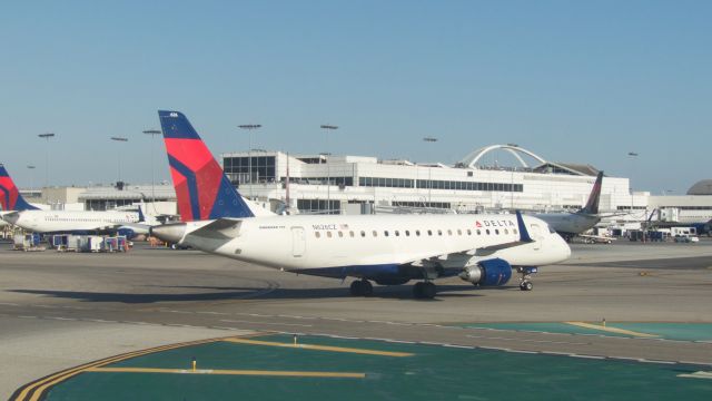 Embraer 170/175 (N626CZ)