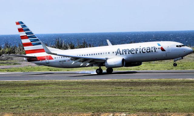 Boeing 737-800 (N925NN)