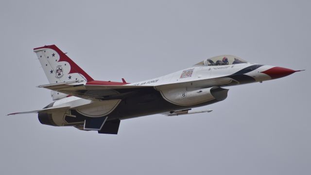 Lockheed F-16 Fighting Falcon — - General Dynamics F-16C Fighting Falcon assigned to the USAF Air Demonstration Squadron "Thunderbirds"