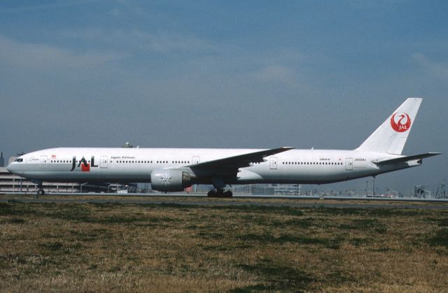 BOEING 777-300 (A8941) - Taxing at Tokyo-Haneda Intl Airport on 2002/02/14