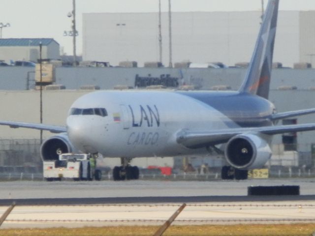 BOEING 767-300 (N418LA)