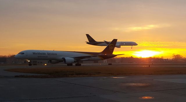 Boeing 757-200 — - December sunrise at PVD. UPS peak season arrivals.