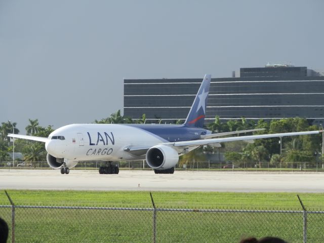 BOEING 777-200LR (N776LA)