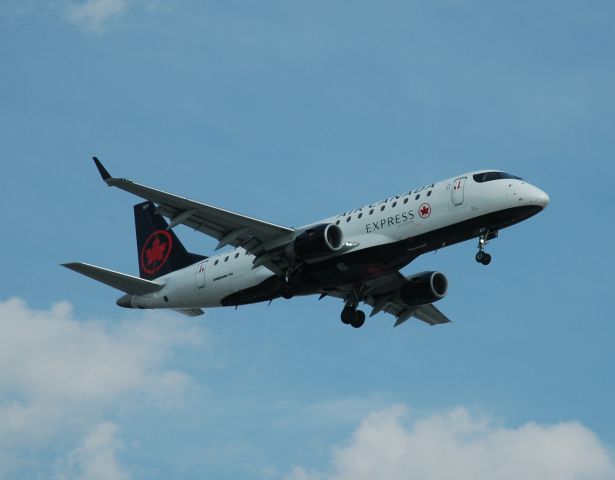 Embraer 170/175 (C-FEJL) - 2005 Embraer ERJ-175SU (17000095) arriving as AC7475 from Quebec Lesage International Airport (CYQB) on August 27, 2020.