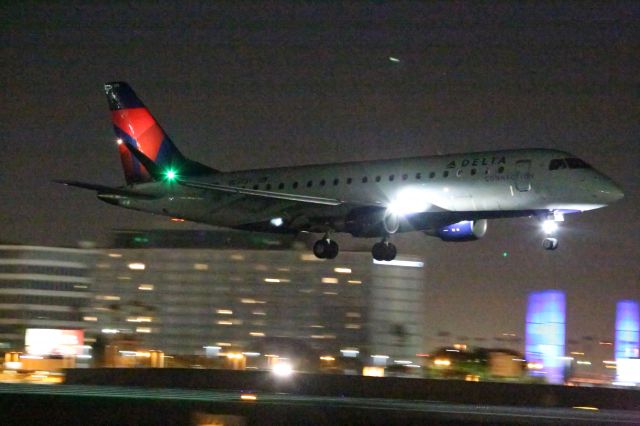 EMBRAER 175 (long wing) (N280SY)