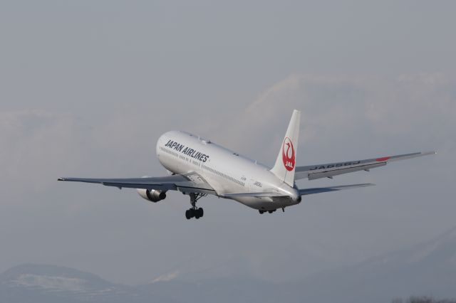 BOEING 767-300 (JA656J) - 26 March 2015: HKD-HND.