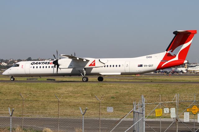 de Havilland Dash 8-400 (VH-QOT)