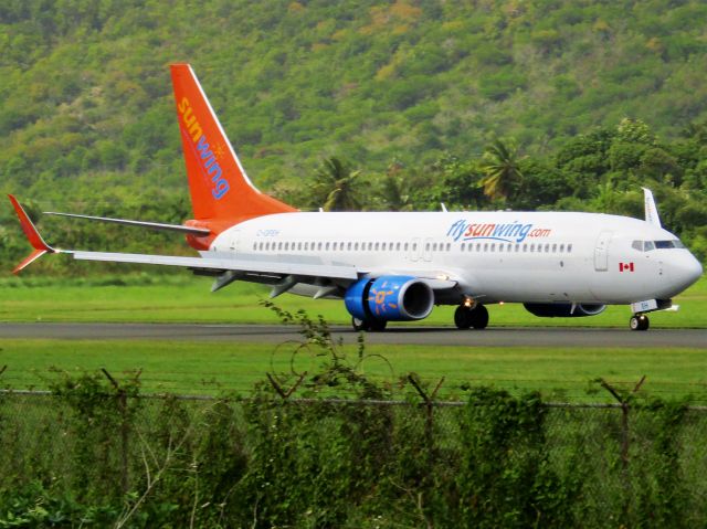 Boeing 737-800 (C-FYLC)