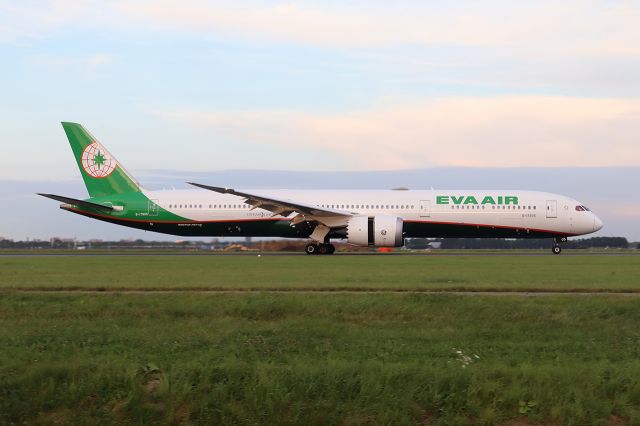 BOEING 787-10 Dreamliner (B-17805)
