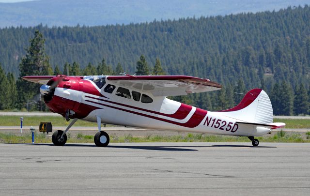 Cessna 190 (N1525D) - 1952 Cessna 190 taxiing to the ramp at Truckee-Tahoe Airport.