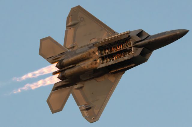 Lockheed F-22 Raptor —