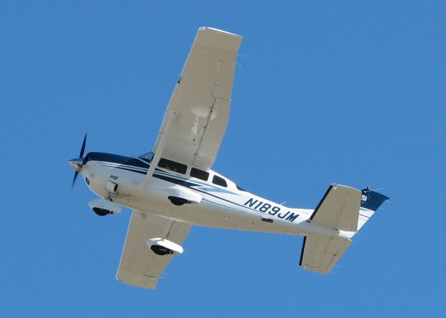 Cessna 206 Stationair (N189JM) - Taking off from the Downtown Shreveport airport.