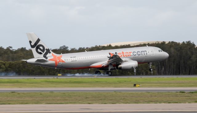 Airbus A320 (VH-VGY) - Landing runway 19L.