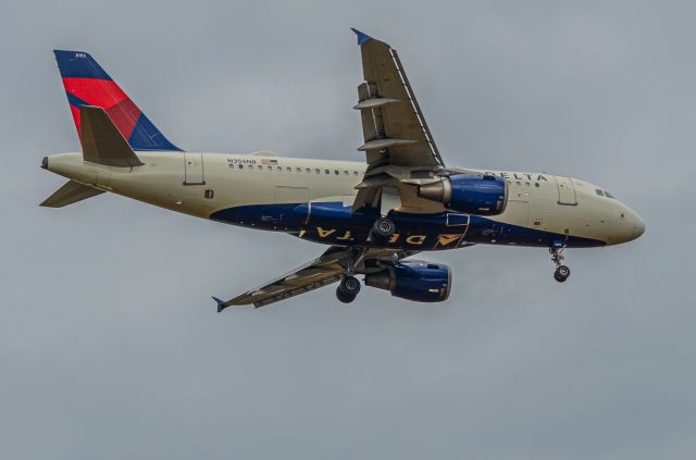 Airbus A319 (N355NB)