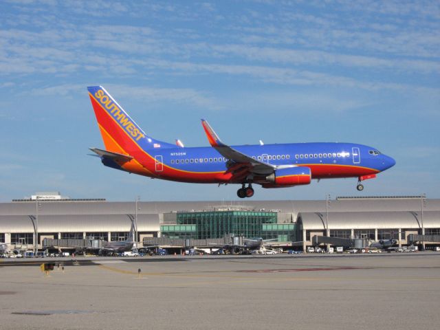 Boeing 737-700 (N752SW) - Landing on RWY 19R