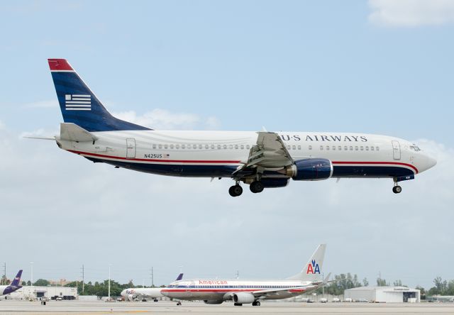 BOEING 737-400 (N425US) - Landing just after the rain stopped!