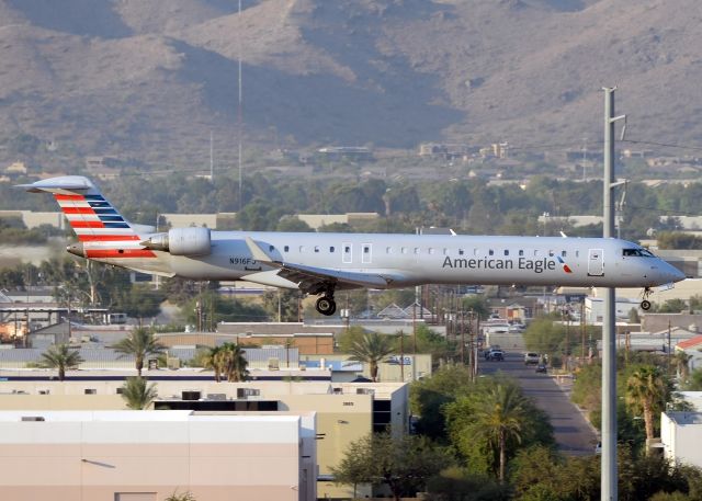 Canadair Regional Jet CRJ-900 (N916FJ)