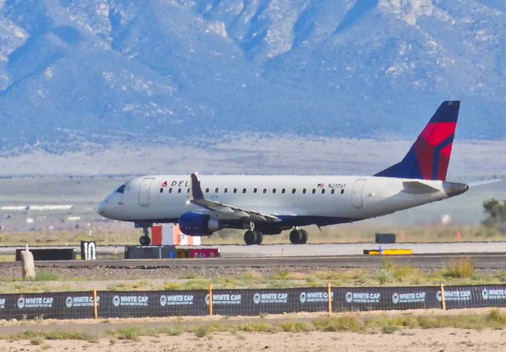 Embraer 175 (N272SY)