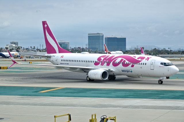 Boeing 737-800 (C-FPLS)
