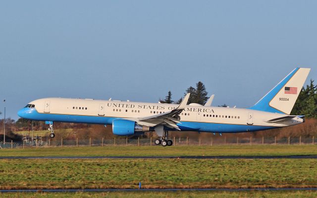 99-0004 — - sam219 c-32a 99-0004 about to land at shannon 19/12/16.