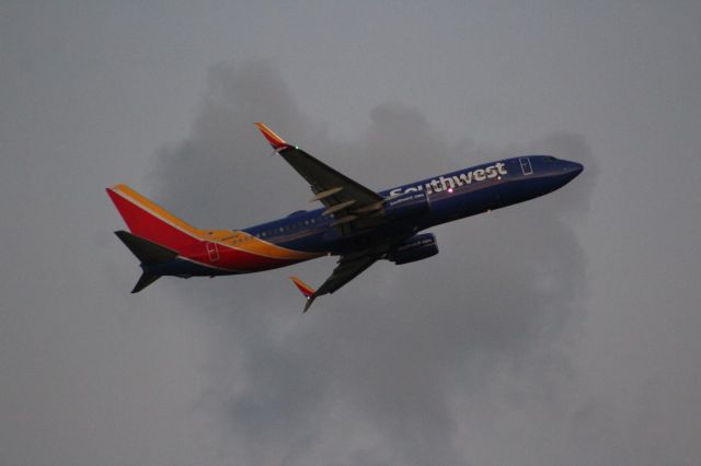 Boeing 737-800 (N8565Z)