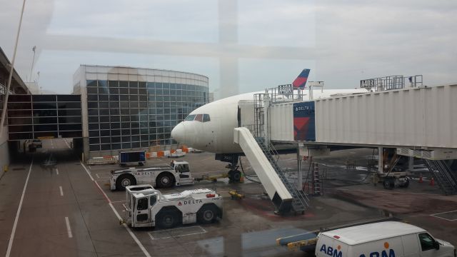 Boeing 777-200 (N7001)
