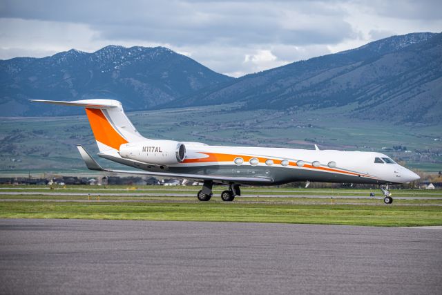 Gulfstream Aerospace Gulfstream V (N117AL) - Beautiful G550 taxing over from Customs at KBZN