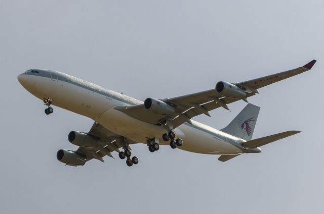 Airbus A340-200 (A7-HHK)