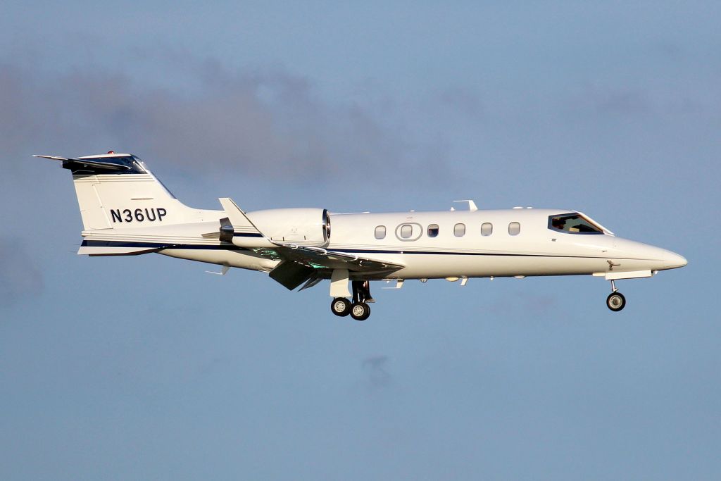 Learjet 31 (N36UP) - On short finals for rwy 18R on 16-Oct-22 arriving from KBKL.