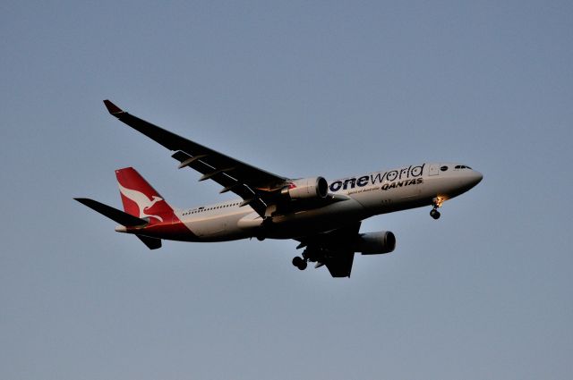 Airbus A330-200 (VH-EBL) - 2011/3/3