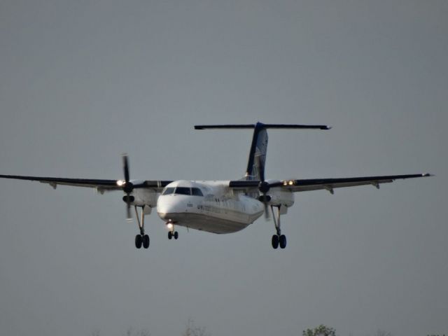 de Havilland Dash 8-200 (N359PH)