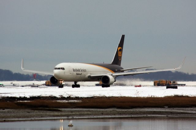 BOEING 767-300 (N318UP)