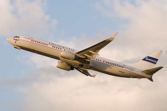 Boeing 737-900 (N75436) - I love the retro !