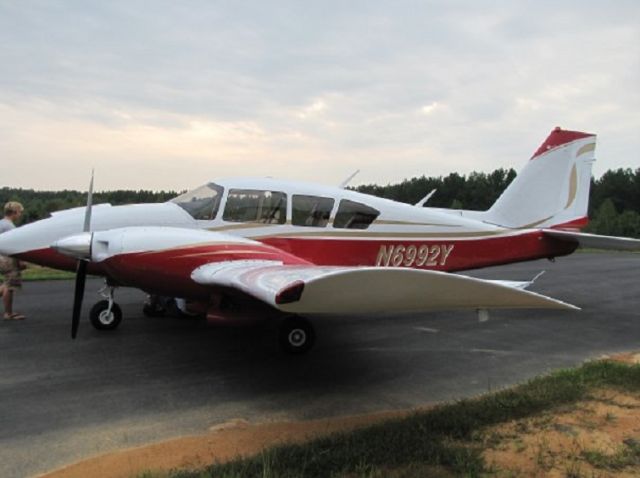 Piper Aztec (N6992Y) - Piper Aztec D