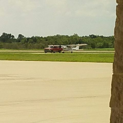 Cessna Skyhawk (N722HG) - Blew a tire on landing.