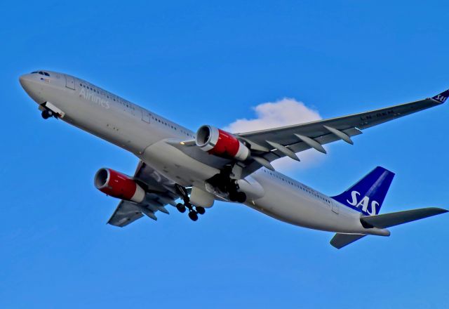 Airbus A330-300 (LN-RKM)