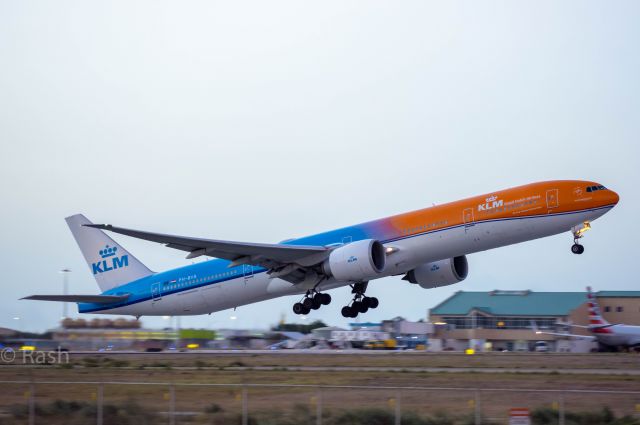 BOEING 777-300ER (PH-BVA) - Ahh OrangePride