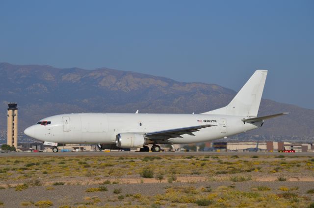 BOEING 737-300 (N383TR)