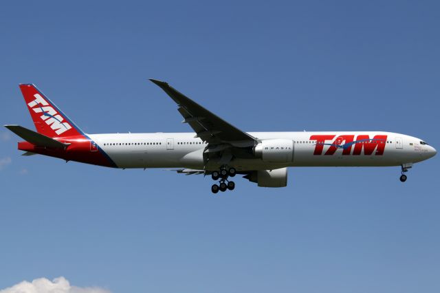 BOEING 777-300ER (PT-MUC)