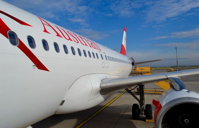 Airbus A320 (AUA783) - Boarding at Vienna Intl Destination Bucarest Otopeni