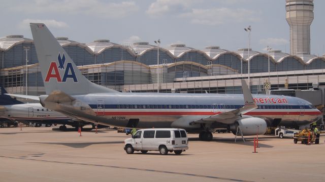 Boeing 737-800 (N870NN)