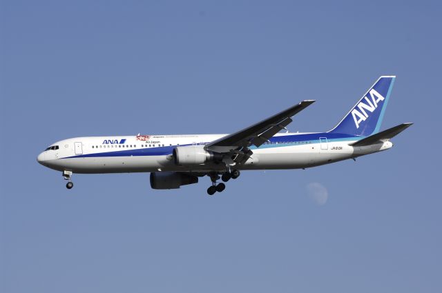 BOEING 767-300 (JA613A) - Final Approach to NRT Airport R/W34L on 2012/01/04 Japan Endless Discovery