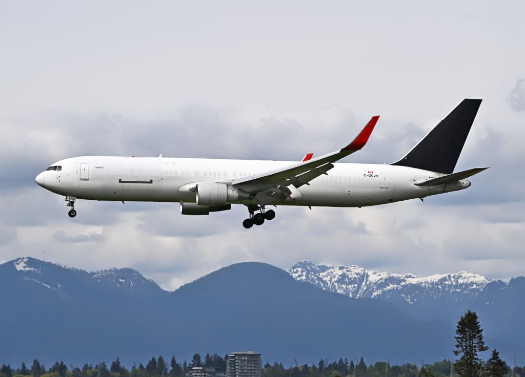 BOEING 767-300 (C-GCJN)