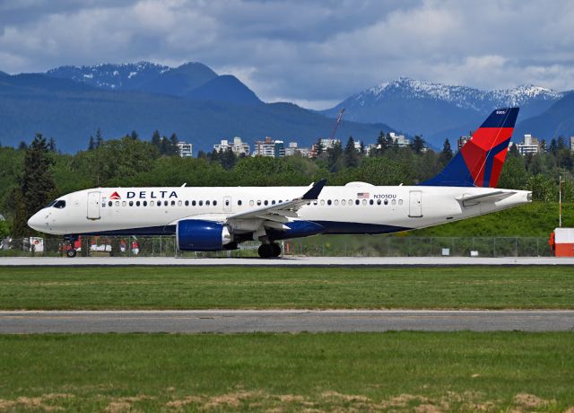 Airbus A220-300 (N305DU)