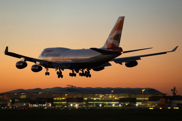 Boeing 747-200 (G-CIIV) - Landing runway 027L, LHR.