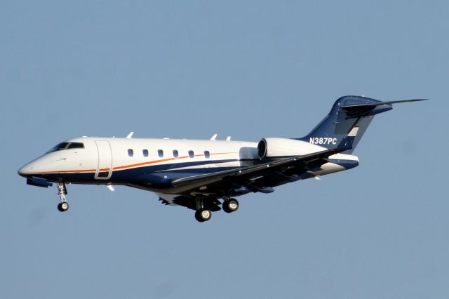 Bombardier Challenger 300 (N387PC) - Final approach for R06 on 31-Jul-07.