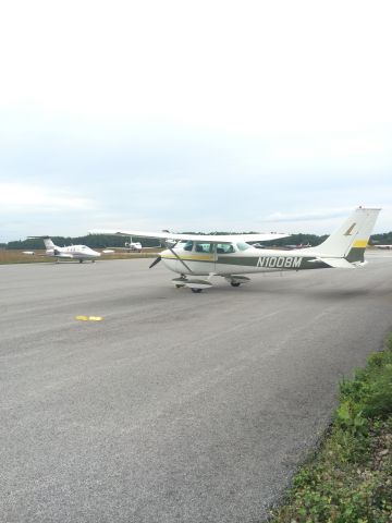 Cessna Skyhawk (N1008M)