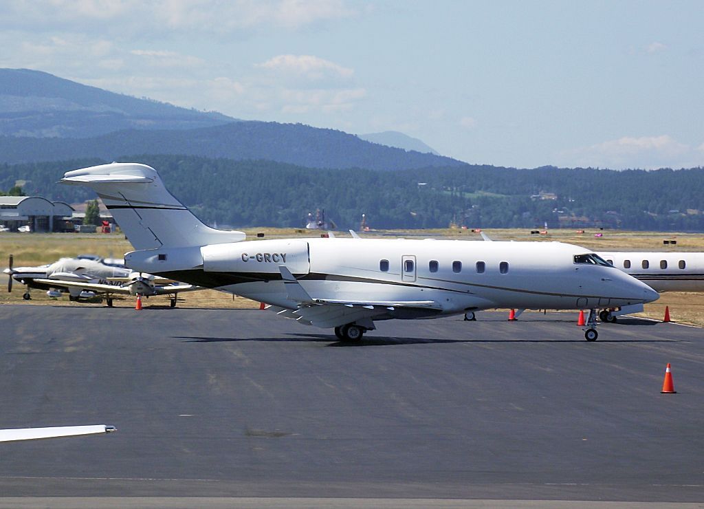 Bombardier Challenger 300 (C-GRCY)
