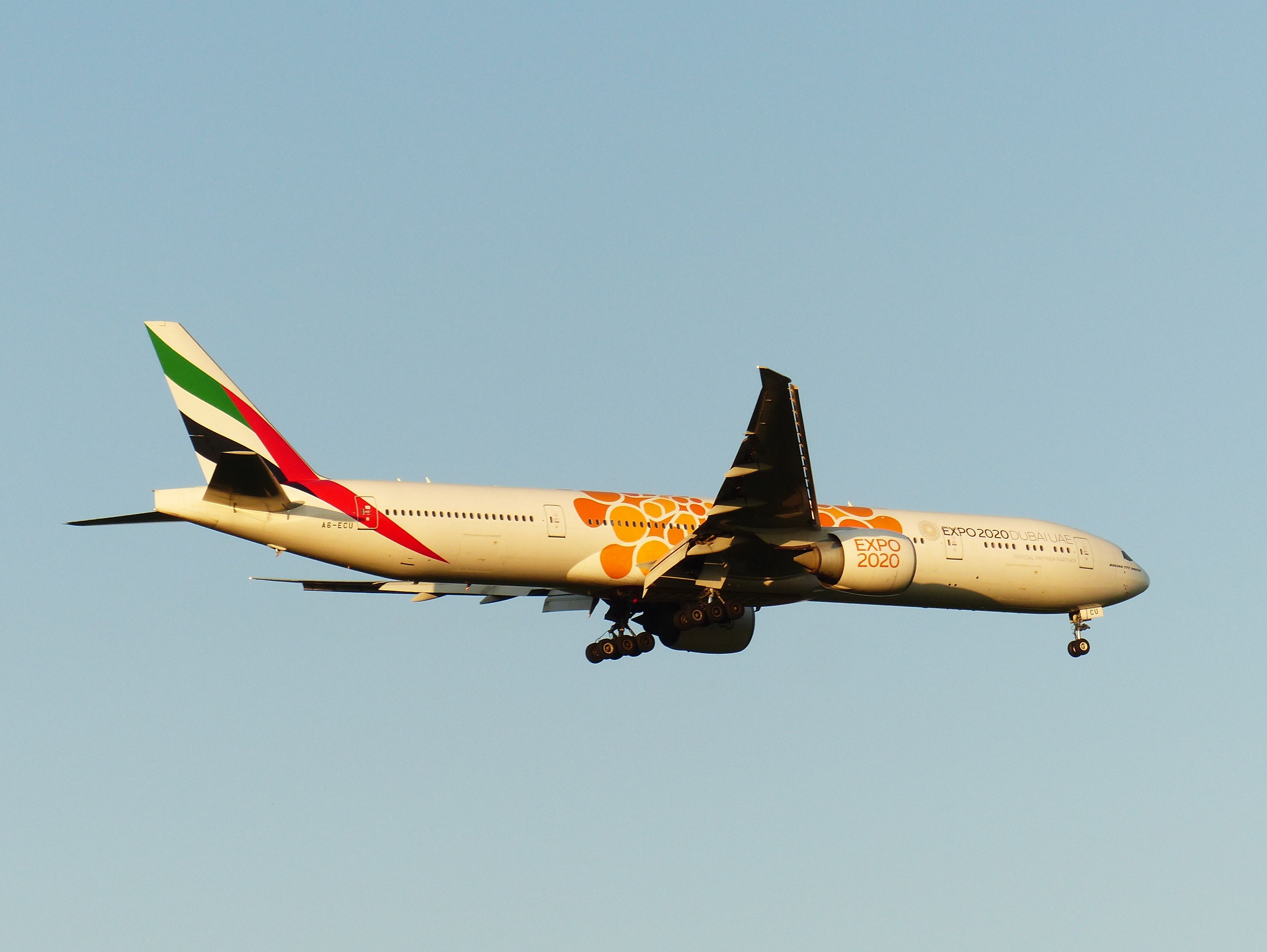 BOEING 777-300ER (A6-ECU)