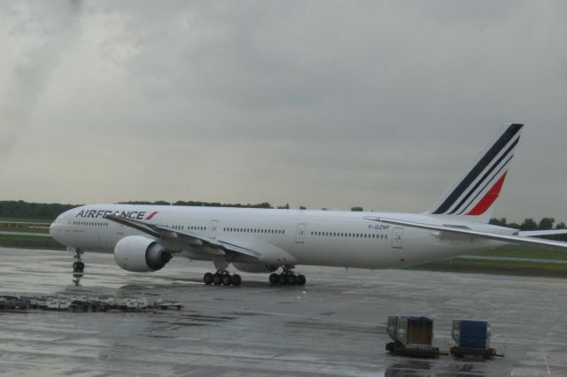 BOEING 777-300ER (F-GZNF) - Air France B777-328ER taxiing out for the return trip to Paris CDG.